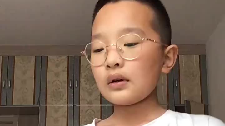 小朋友实力模仿老师上课接电话